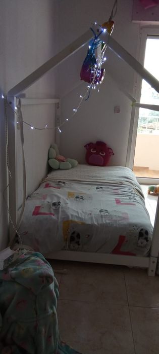 Cama de criança em bom estado