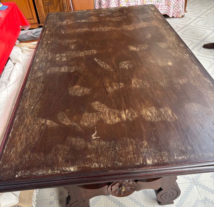 Cristaleira , cadeiras e mesa