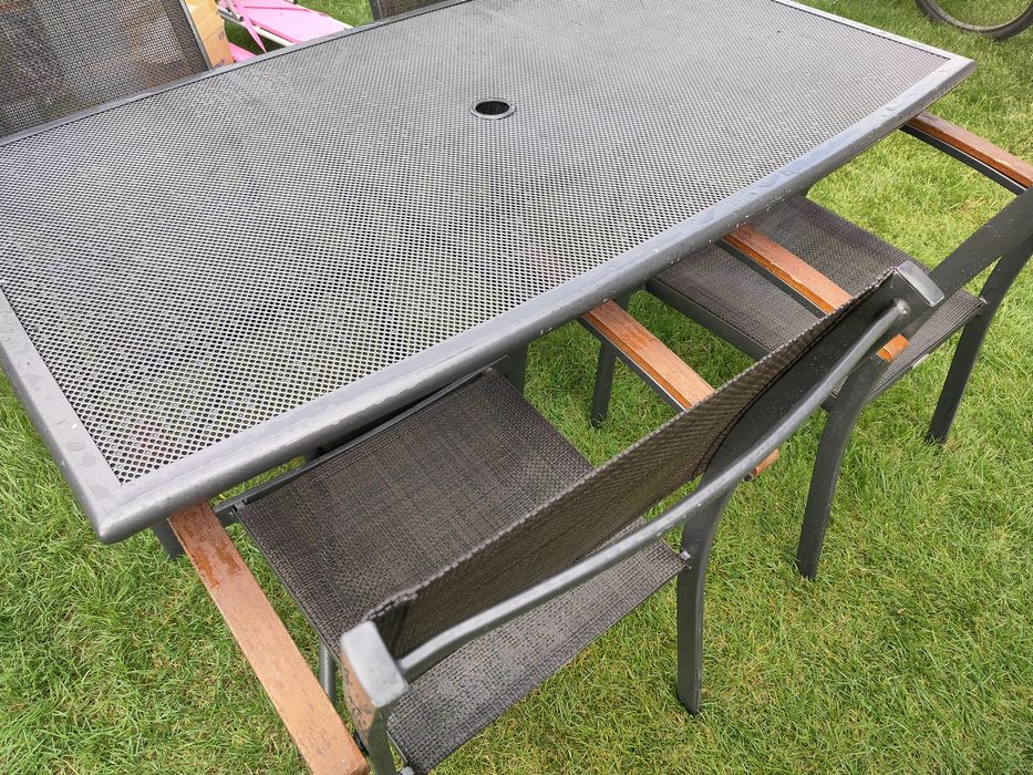 Stół ogrodowy wraz z krzesłami