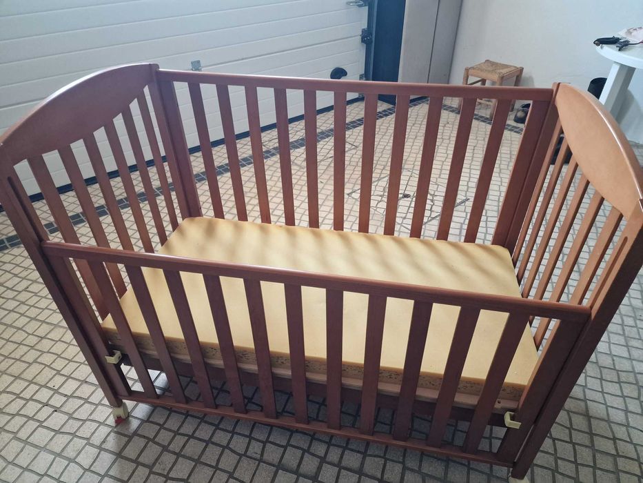 Cama de criança em excelente estado.