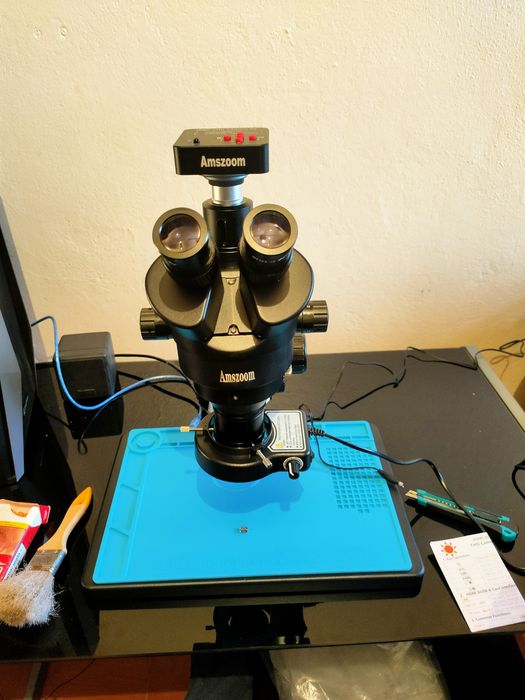Microscópio trinocular