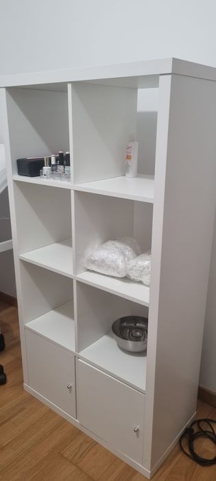 Estante Ikea com 8 cubos