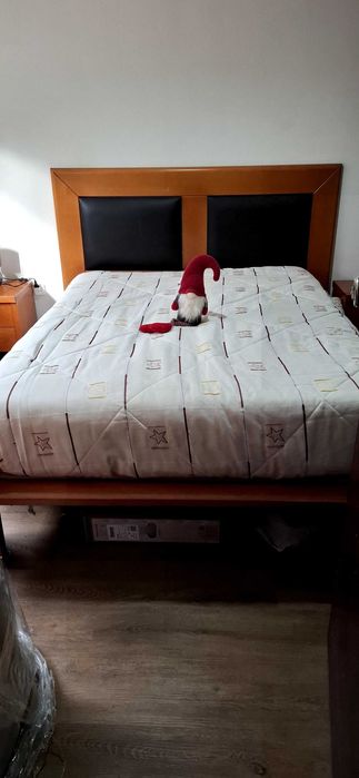 Mobília de quarto casal em madeira