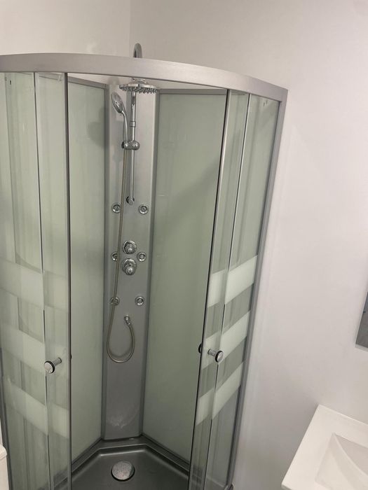 Suíte moderna com casa de banho privada e varanda no centro de Setúbal (sem internet)