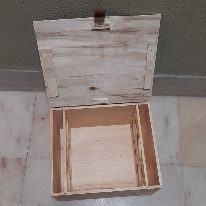 Caixa madeira vinhos arrumação