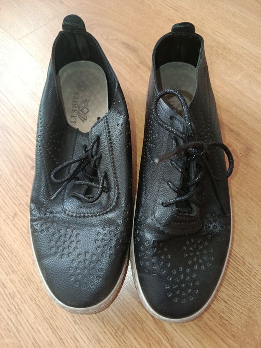 Віддам   кросівки