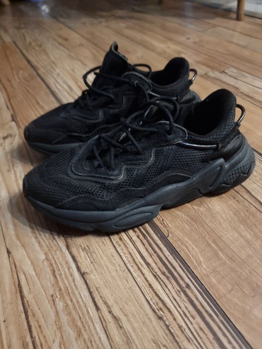 Кросівки Adidas Ozweego чорного кольору.