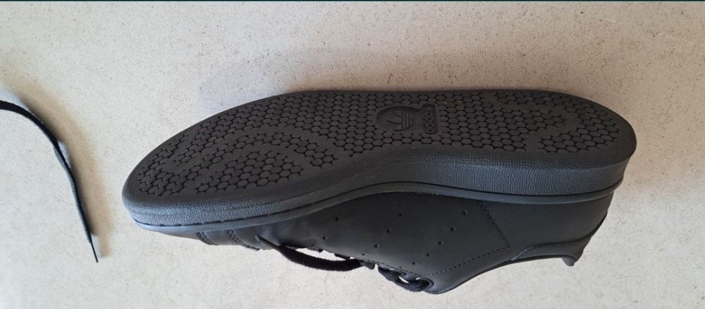 Ténis Adidas pretos Stan Smith.