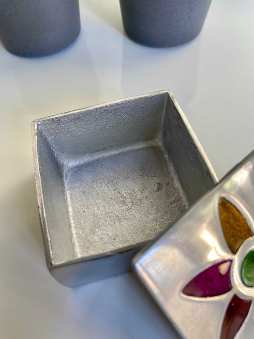 Guarda-joias de metal