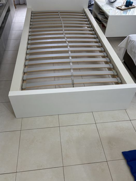 Cama de solteiro c/ estrado e colchao