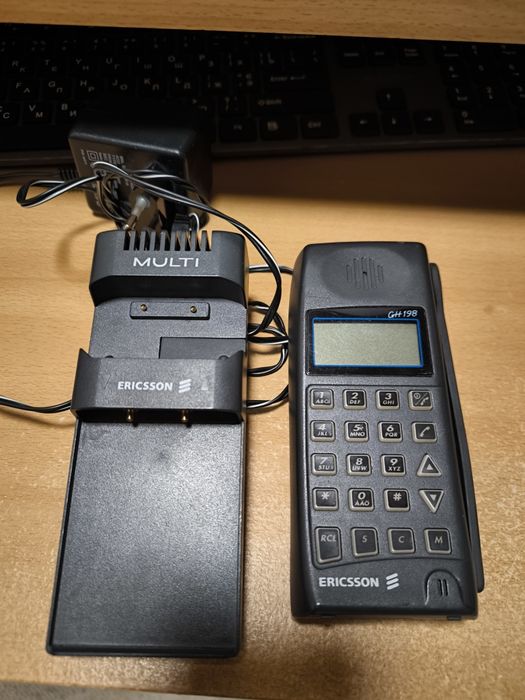 Вінтажний мобільний телефон Ericsson GH 198