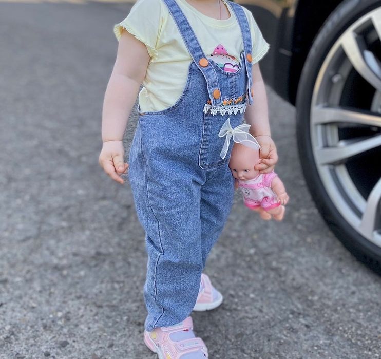 Комбинезон,джинси на дівчинку