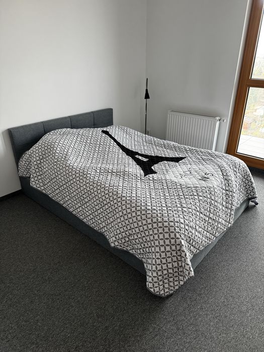 Szare łóżko tapicerowane z pojemnikiem 160x200, za darmo