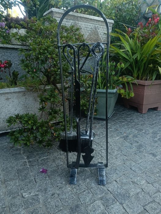 Suporte e utensílios para lareira