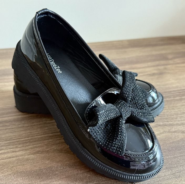 Lakierki czarne. Eleganckie buty. Półbuty
