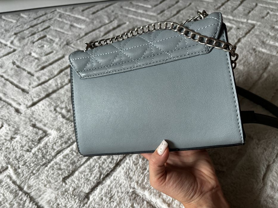 Stradivarius niebieska torebka na srebrnym łańcuchu baby blue nity jak nowa