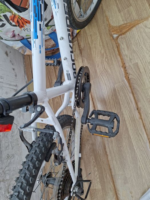 Bicicleta btt rockrider st 120 20" branco todo o terreno, com 6 velocidades e rodas/aro de 20 polegadas.