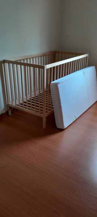 Berço com Colchão e 4 Lençóis