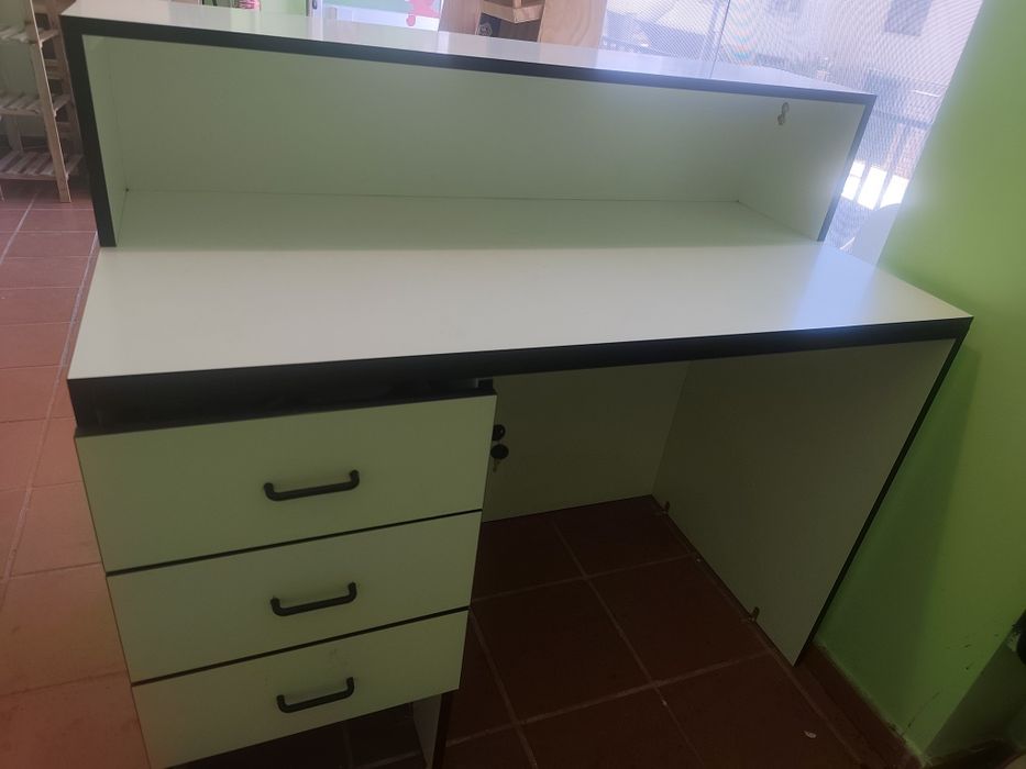Balcão de Receção Branco e Preto com Gavetas