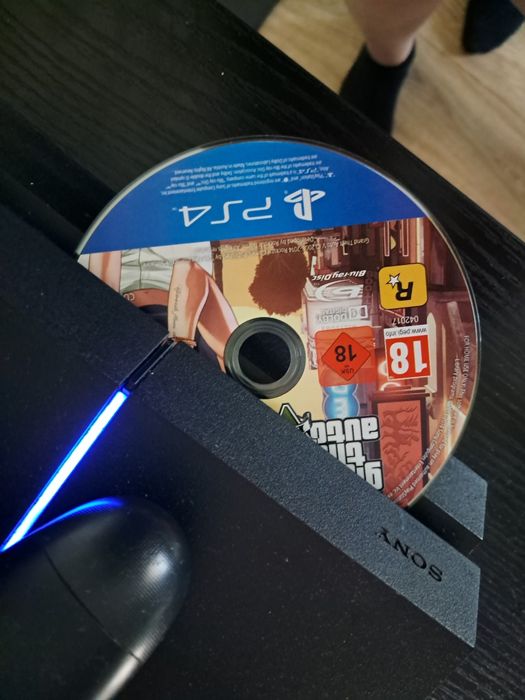 Sprzedam ps4 z 1 grą i padem