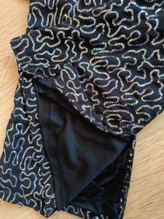 Cekinowa sylwestrowa sukienka