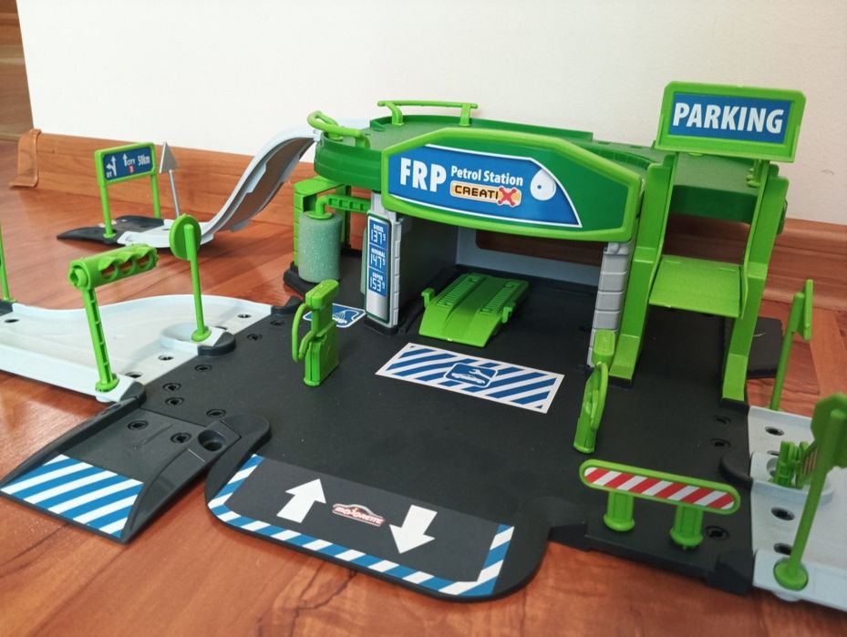 Dwu poziomowy parking stacja benzynowa majorette creatix