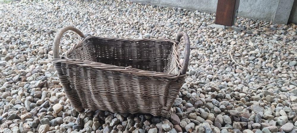 Stary wiklinowy kosz zabytek