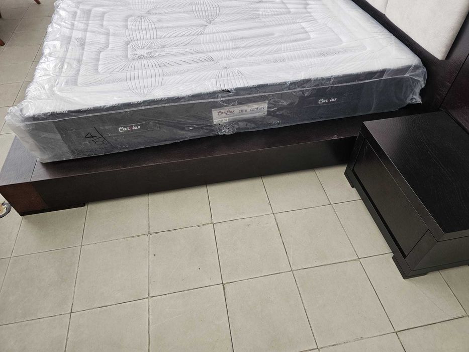 Cama com mesas de cabeceira