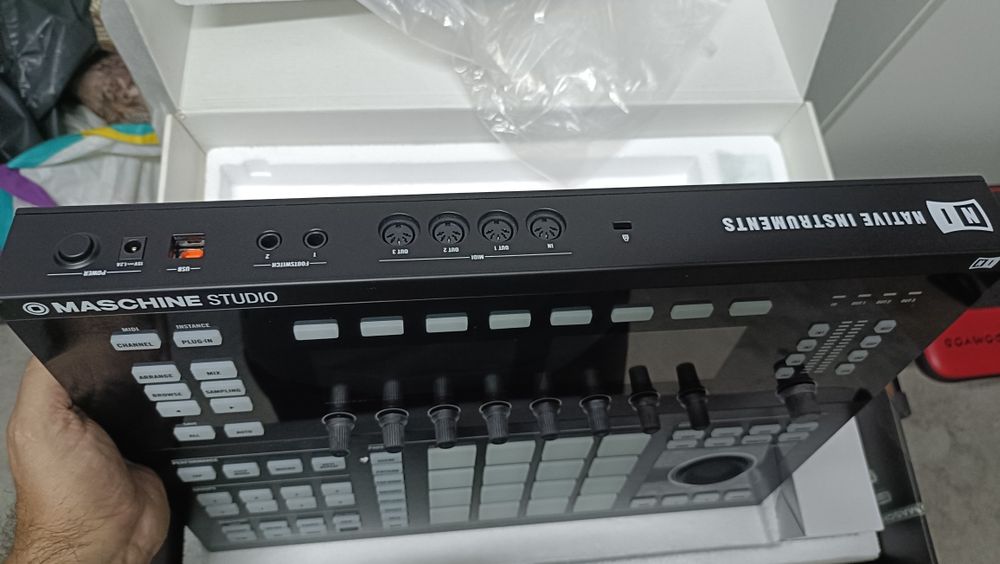 Maschine Studio preta