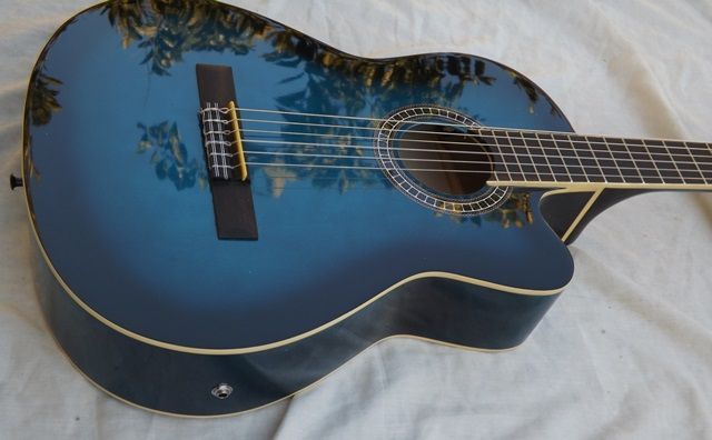 Guitarra clássica eletrificada - modelo cutaway nova azul