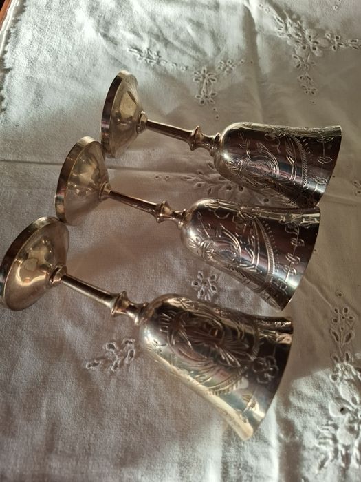 Trzy posrebrzane kieliszki