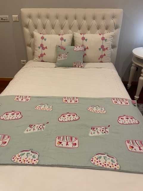 Cama capitonê com colchão , almofadas e manta decorativas