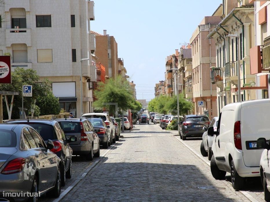 Apartamento T2 com varanda e garagem