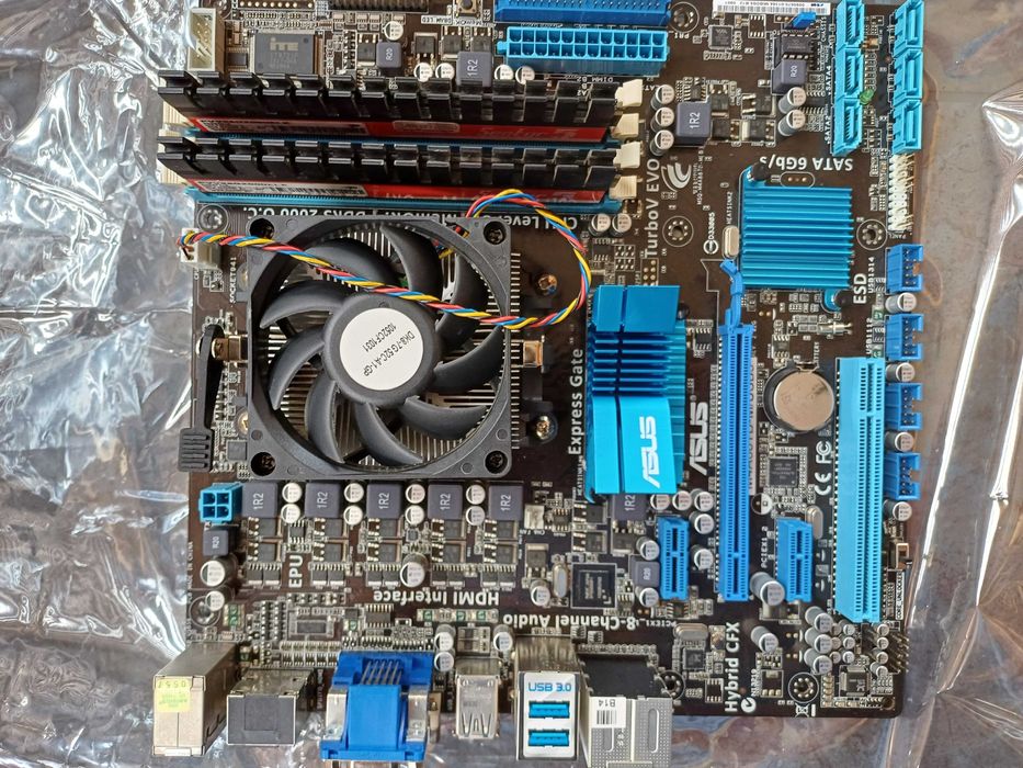 Płyta główna PC ASUS z procesorem i RAM