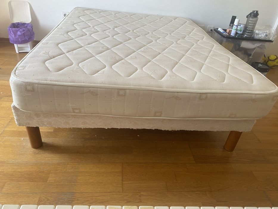 Cama de casal com base e colchão – 140x195cm