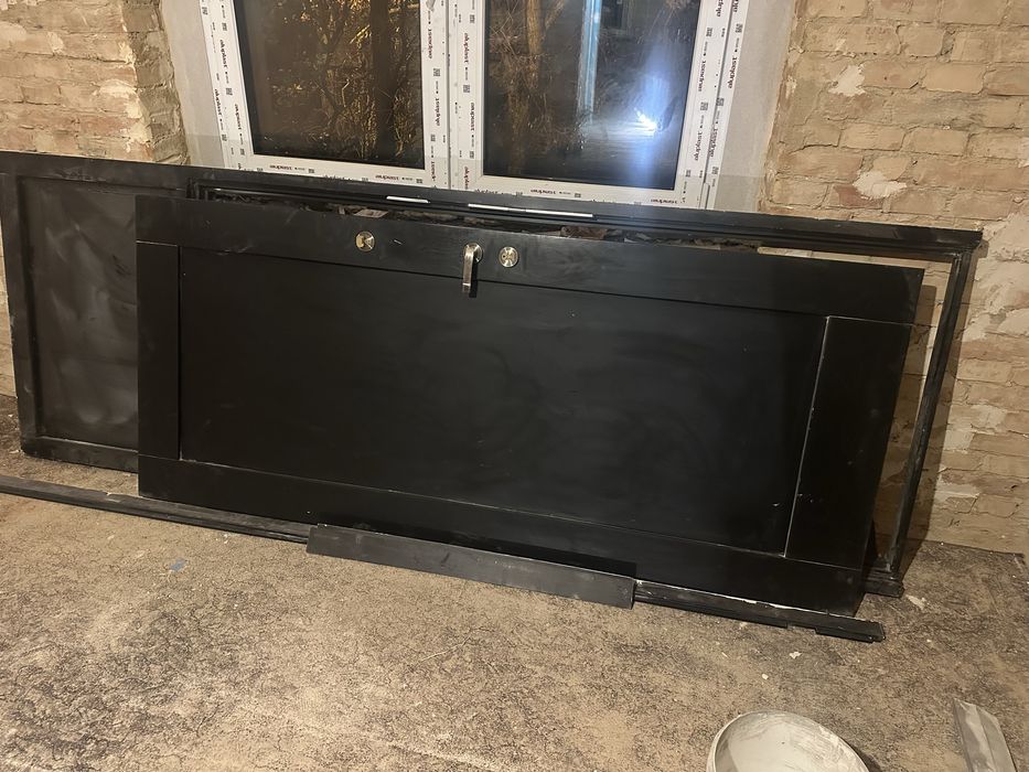 Drzwi wejściowe po demontażu z ościeżnicą