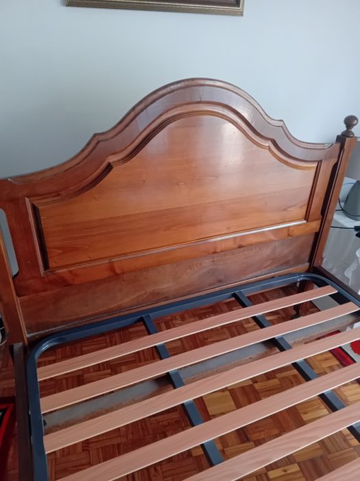 Cama de casal em bom estado