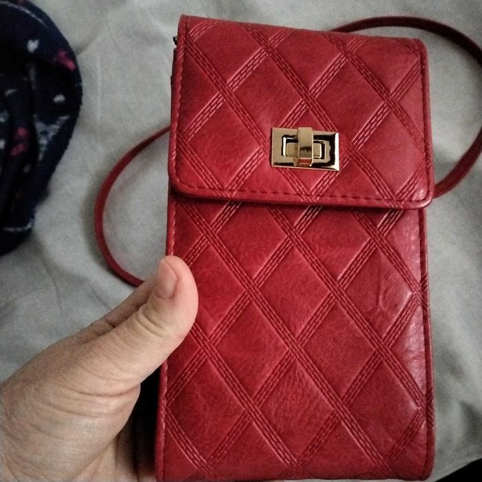 Bolsa tiracolo vermelha para carregar telemóvel e cartões nunca usada