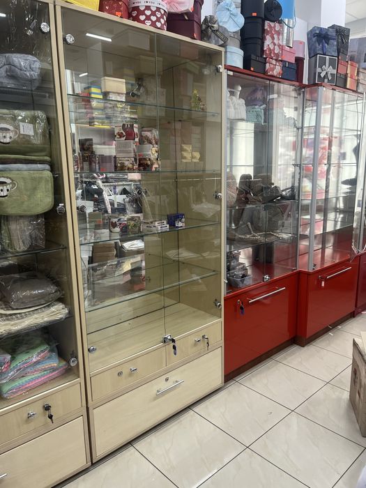 СРОЧНО! ЦІНА ДОГОВОРНА!Продам вітрини, стіл, стойку-краб, виносна реклама.