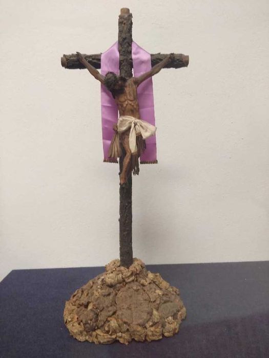 Antiga Cruz com Cristo em madeira talhado e policromado