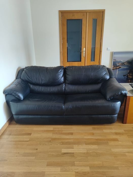 Sofa e dois cadeirões de pele preta