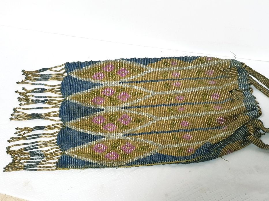 Lindissima antiga mala de micro missangas feita à mão