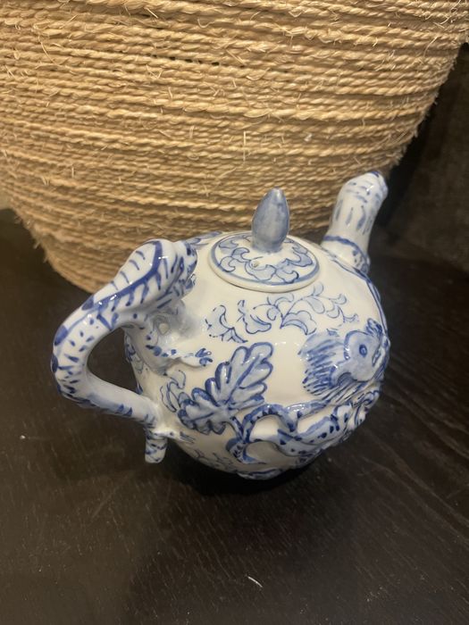 Bule Chinês "Dragão" em Relevo – Azul e Branco (Selo Qianlong)
