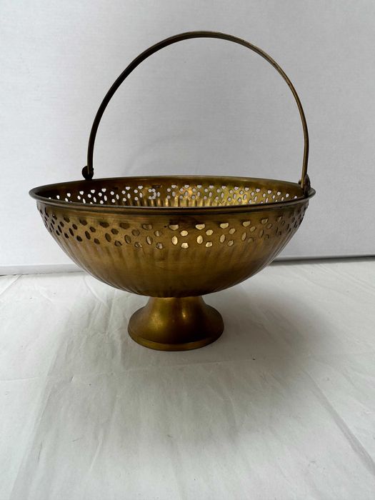 Różne ozdobne wyroby z mosiądzu