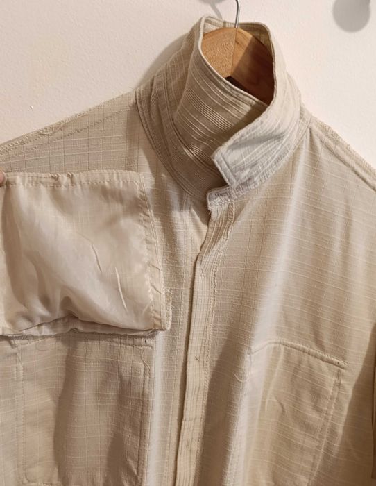 Camisa manga curta, 3 bolsos, sendo 1 c/ fecho, tecido leve relevo - L