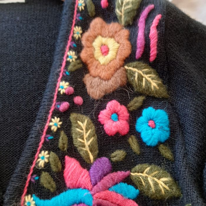 Venda de bolero todo em lazinha e bordado a mão