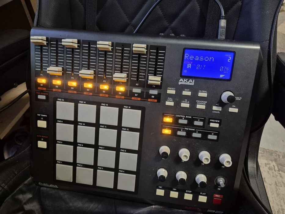 Akai MPD 32 (гарний стан)