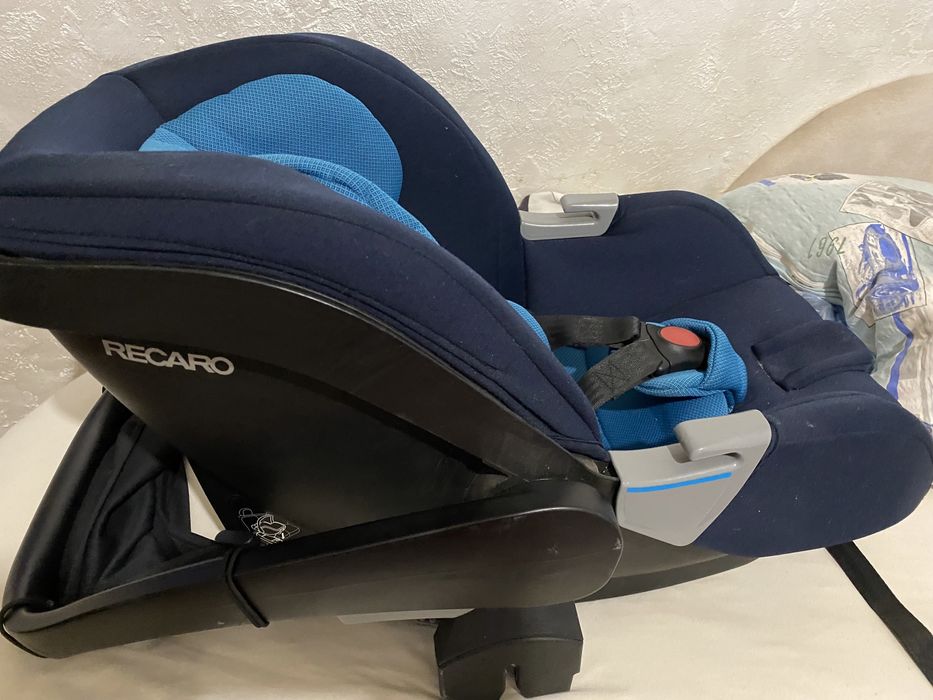 Продам автокресло Recaro