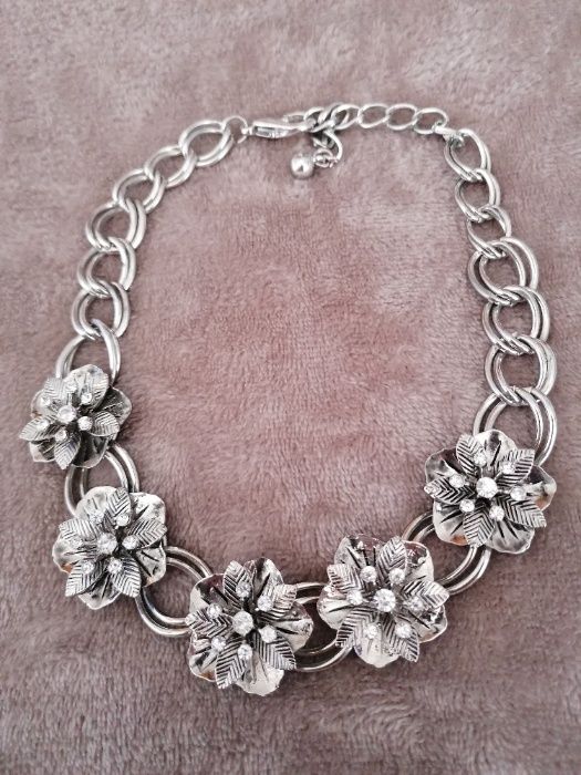 Colar Corrente Prateado com Flores