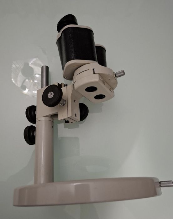 Microscópio com acessórios